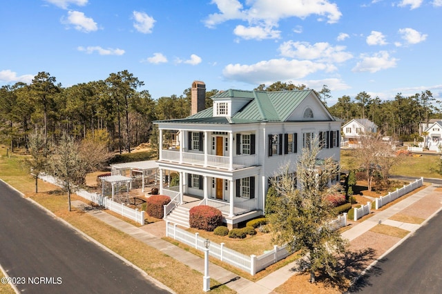 view of front of property featuring a balcony