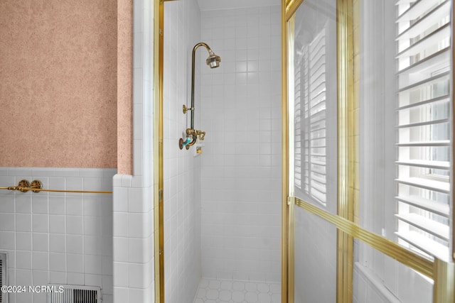 bathroom featuring tiled shower