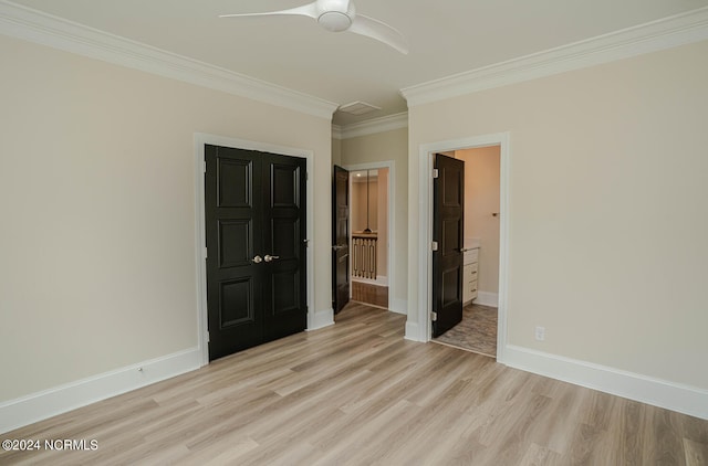 unfurnished bedroom with light wood-type flooring, connected bathroom, ornamental molding, and ceiling fan