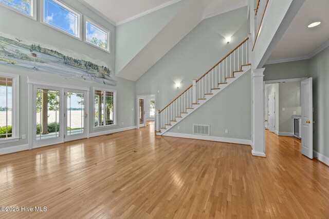 dining space featuring crown molding, a notable chandelier, and light hardwood / wood-style flooring