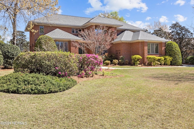 view of front of home featuring a front yard