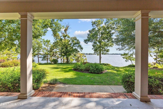 view of yard featuring a water view