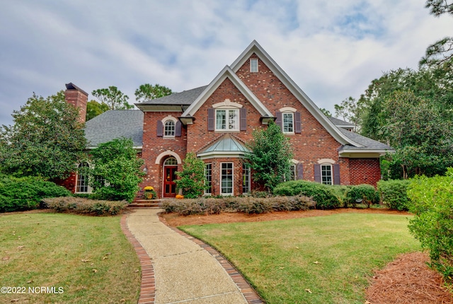 view of front of home featuring a front lawn