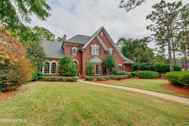 view of front of property featuring a front yard