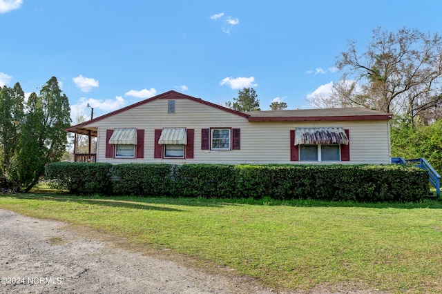 view of front of house with a front yard