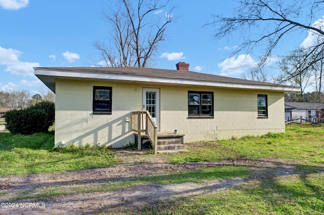 view of front of home with a front yard