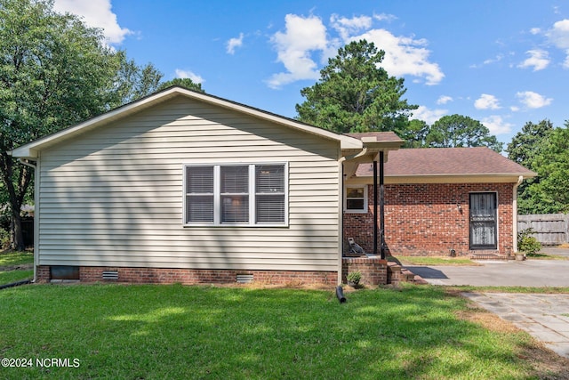 view of front facade featuring a front yard