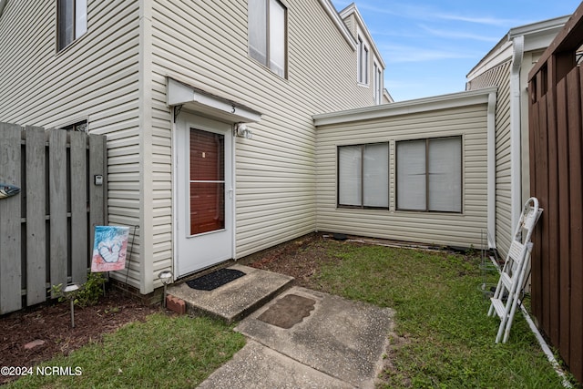 entrance to property featuring a yard