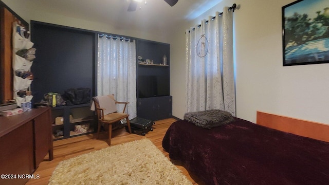 bedroom featuring light hardwood / wood-style floors and ceiling fan