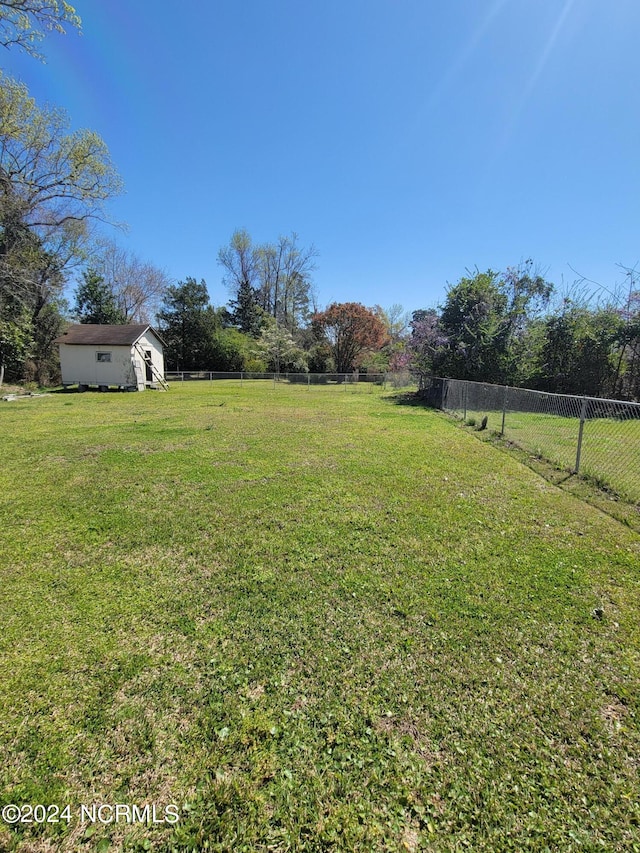 view of yard featuring a rural view