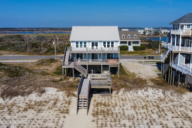 view of front of home featuring a balcony