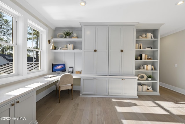 office area with crown molding, baseboards, light wood-type flooring, built in desk, and recessed lighting