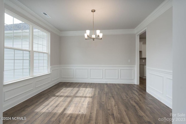 unfurnished room featuring visible vents, a healthy amount of sunlight, dark wood-style flooring, and an inviting chandelier