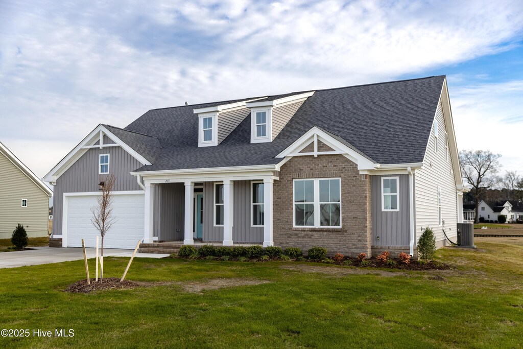 view of front of property featuring a front lawn and a garage