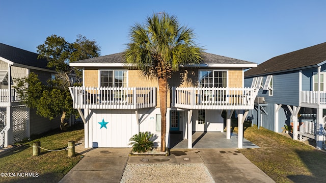 view of front facade featuring a carport