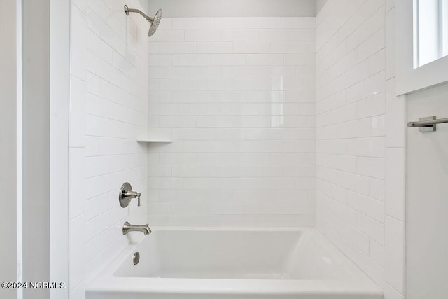 bathroom featuring tiled shower / bath