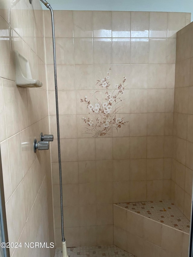 bathroom featuring a tile shower