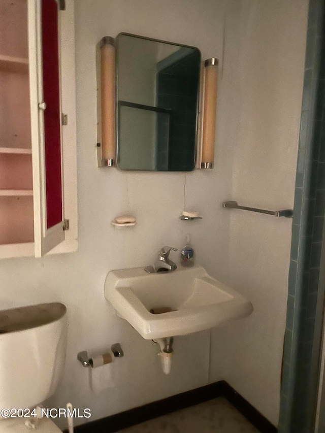 bathroom featuring toilet and sink