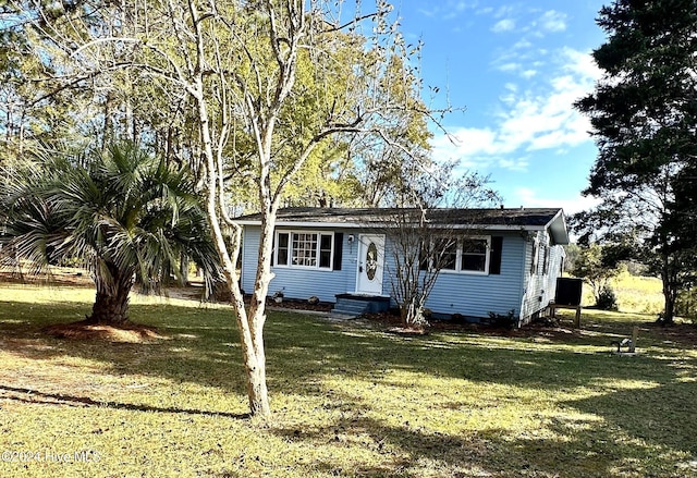 view of front of house featuring a front lawn