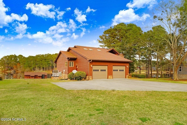 view of front of home featuring a front yard and a garage