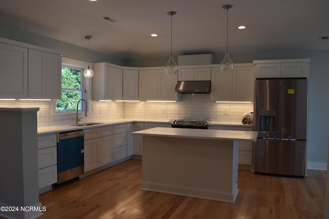 kitchen with visible vents, dishwasher, under cabinet range hood, stainless steel refrigerator with ice dispenser, and a sink