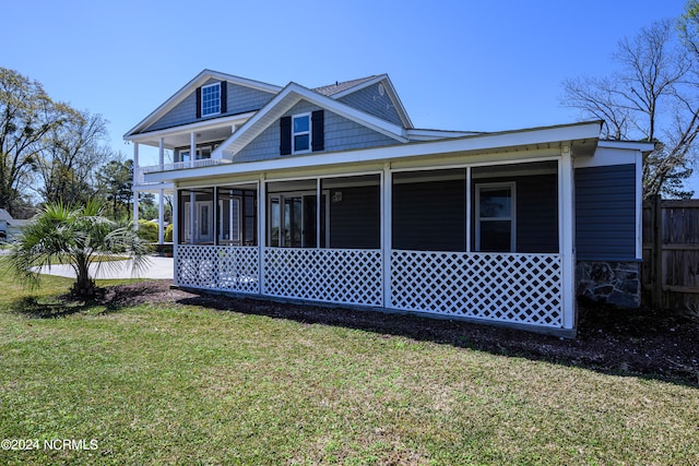 view of front facade featuring a porch and a front lawn