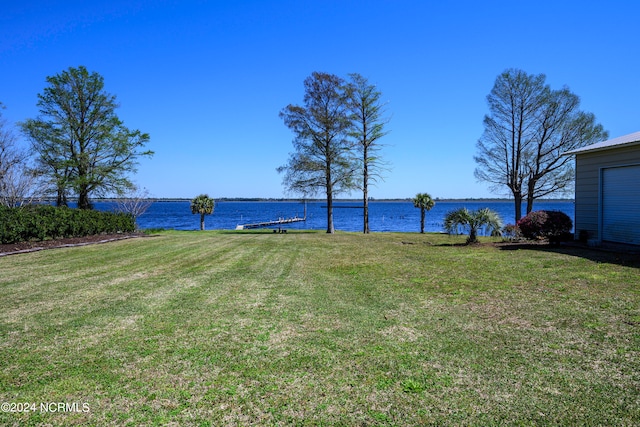 view of yard featuring a water view