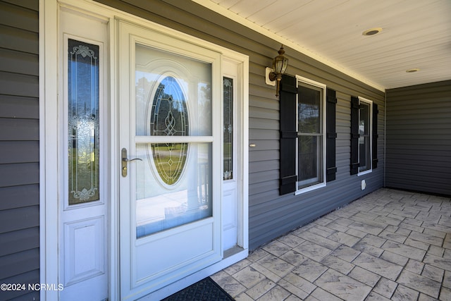 entrance to property featuring a porch