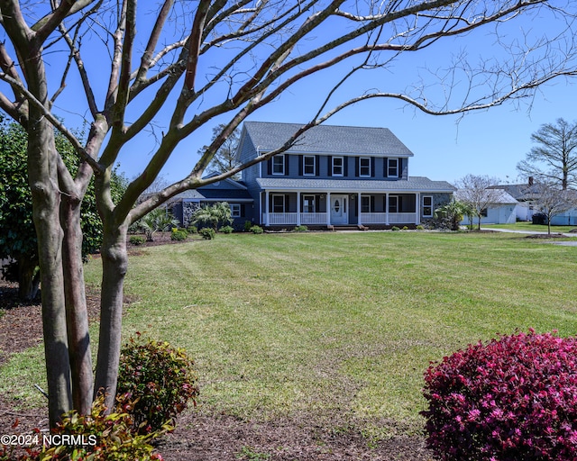 view of front of house featuring a front lawn