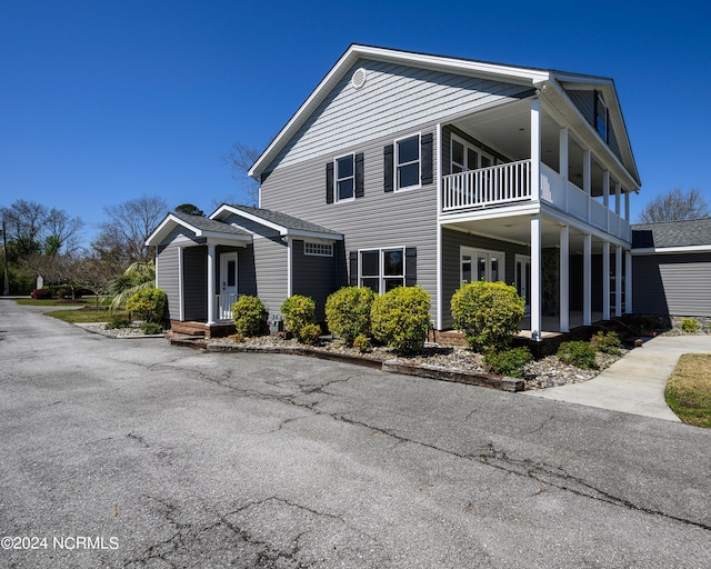 view of front of property featuring a porch