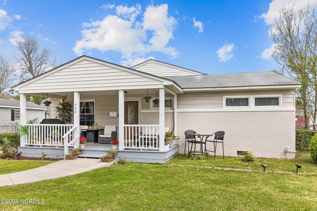 view of front of property with a front lawn and a porch