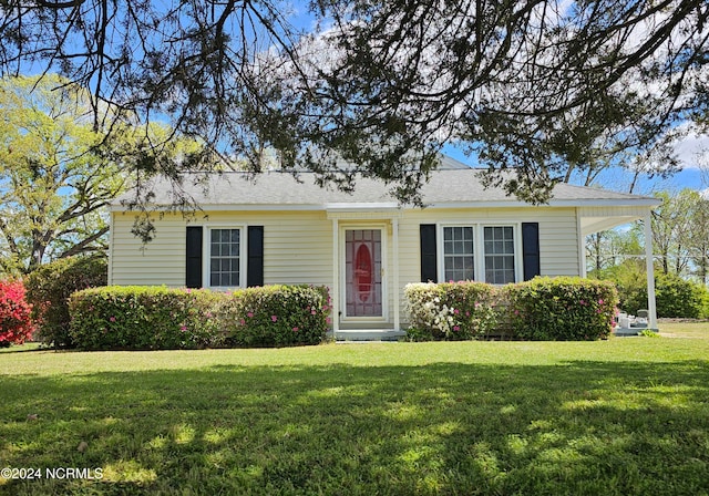 view of front of house featuring a front lawn