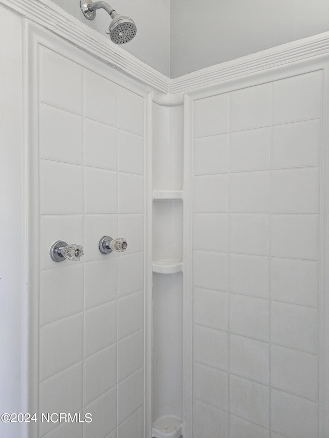 bathroom featuring tiled shower