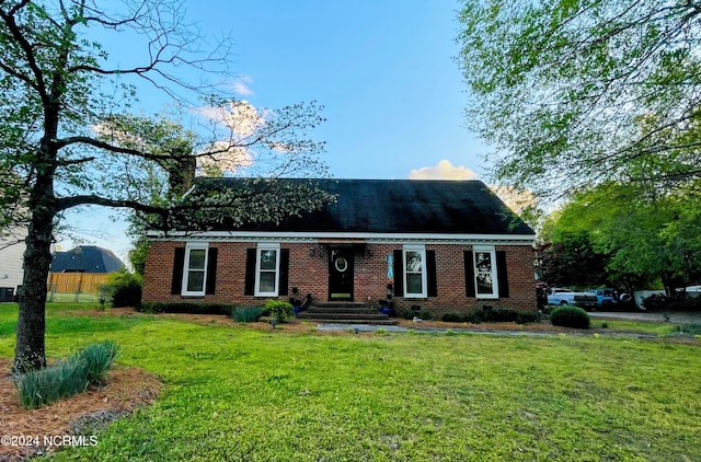 view of front of home featuring a front yard