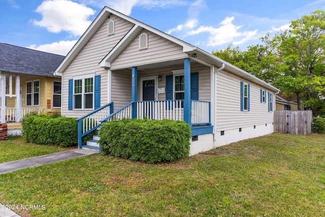 view of front facade featuring a front yard and covered porch