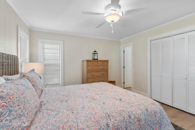 bedroom with crown molding, a closet, ceiling fan, and hardwood / wood-style floors