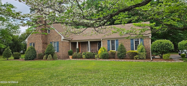 view of front of home featuring a front yard