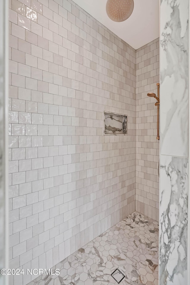 bathroom featuring a tile shower