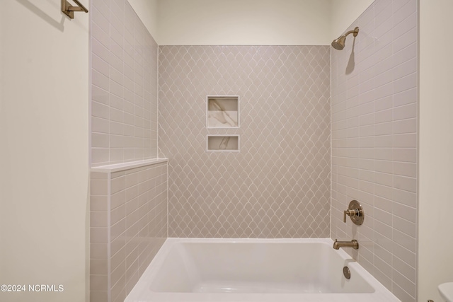 bathroom with tiled shower / bath