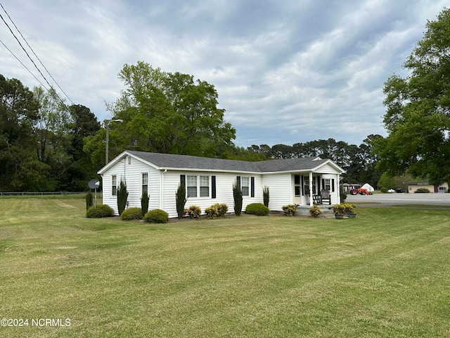 view of front of house featuring a front lawn