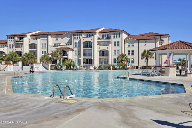 view of swimming pool