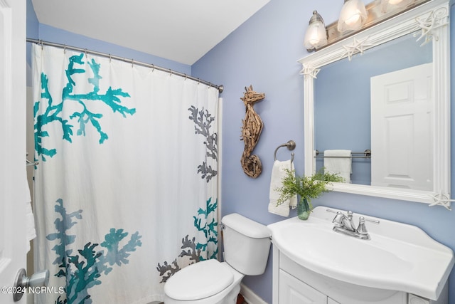 bathroom with a shower with curtain, vanity, and toilet