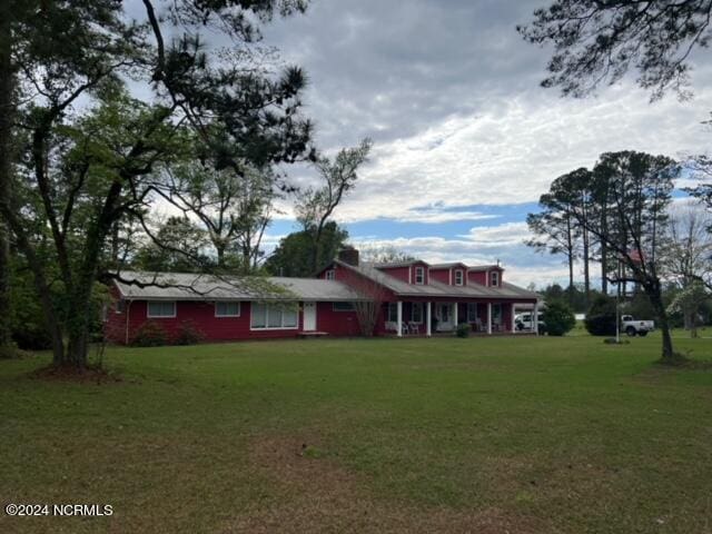 view of front facade featuring a front lawn