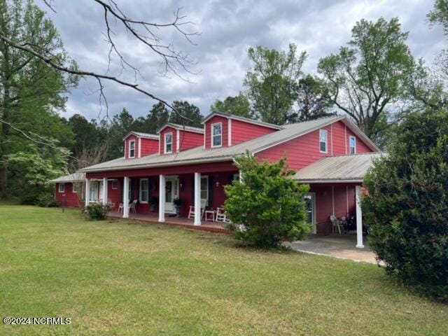 view of front facade featuring covered porch and a front yard