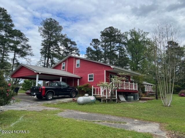 view of front facade with a front lawn