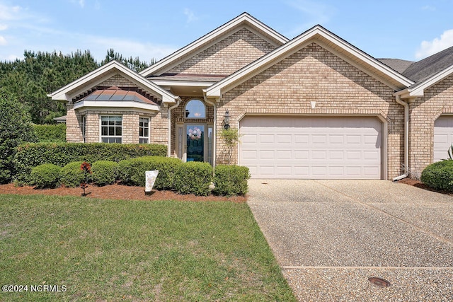 view of front facade featuring a garage and a front lawn