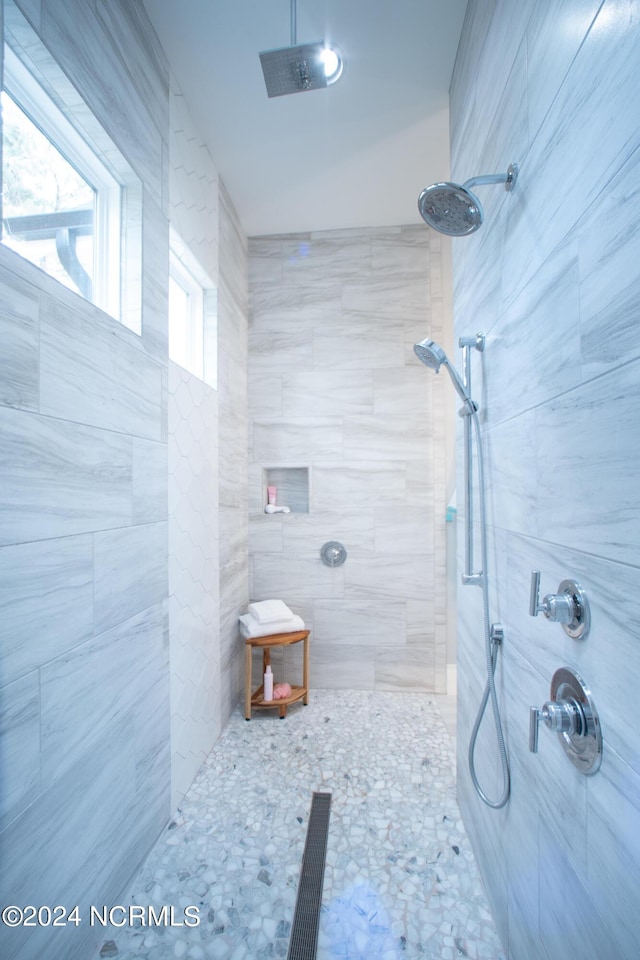 bathroom featuring tiled shower