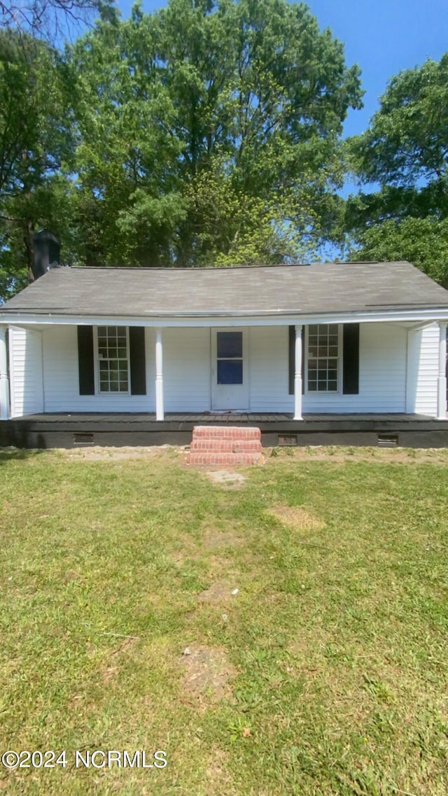 ranch-style house featuring a front lawn