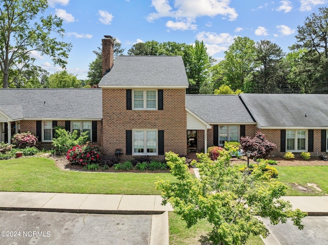 view of front of home featuring a front yard