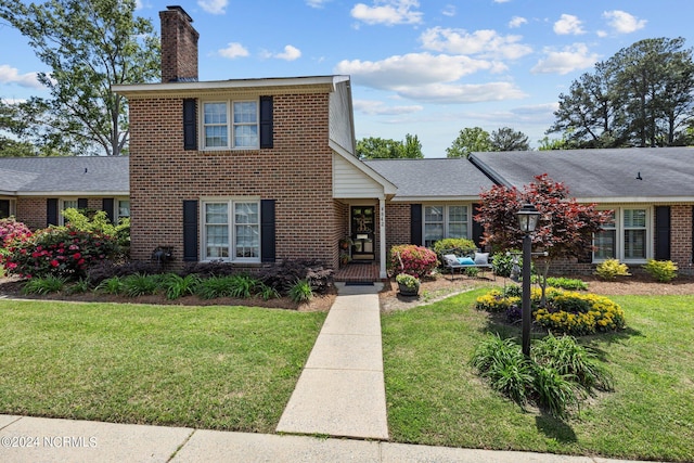 view of front facade with a front yard